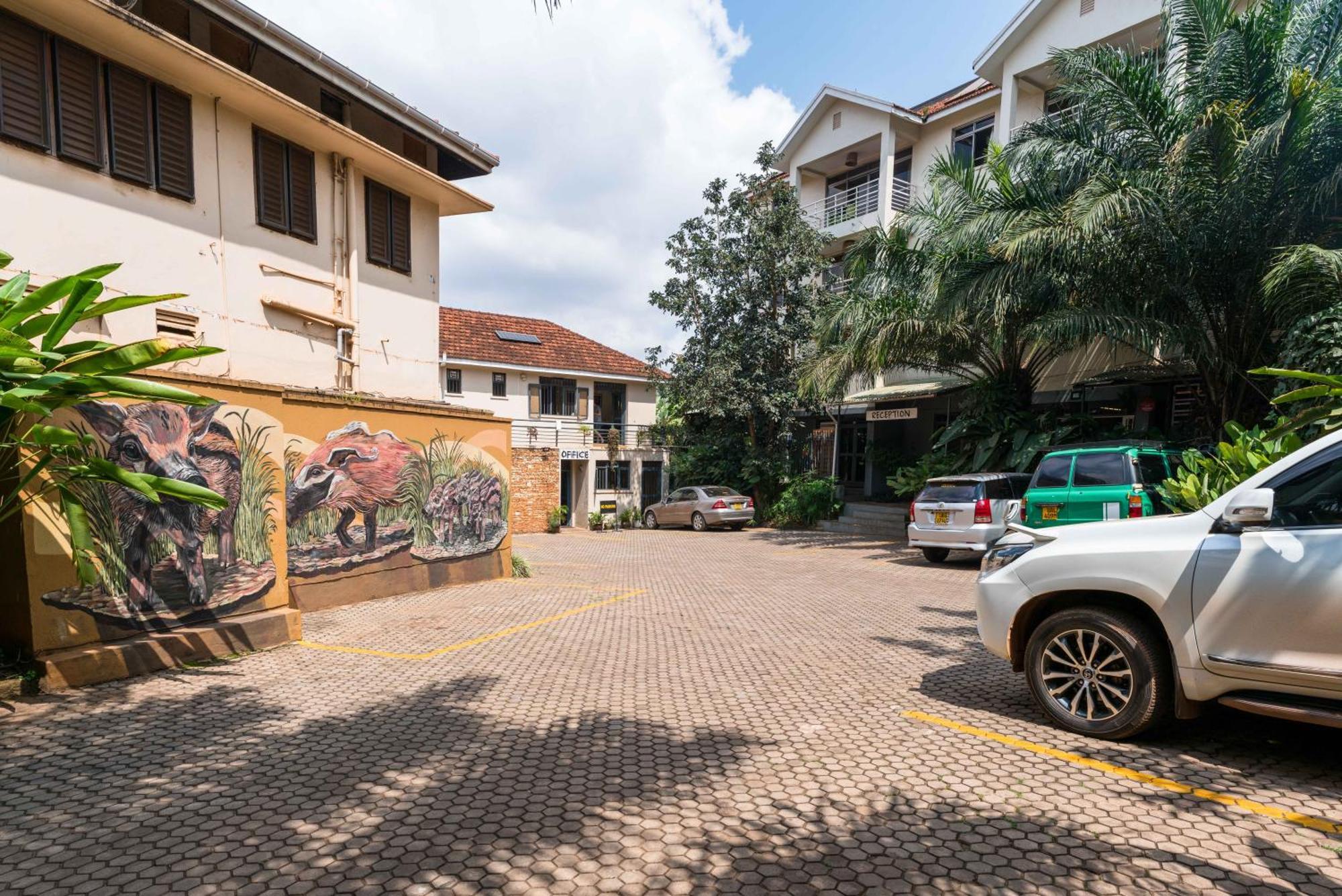 Bushpig Backpackers Hostel Kampala Exterior photo